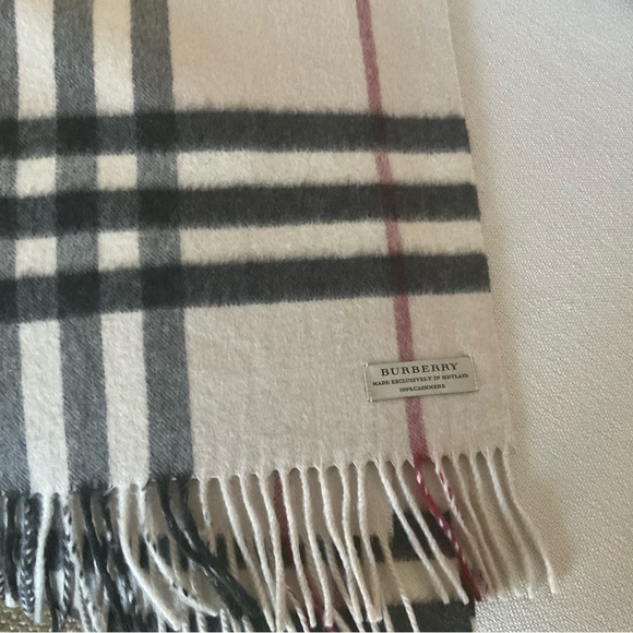 BURBERRY GIANT -CHECK CASHMERE SCARF IN STONE CHECK COLOR . - Picture 6 of 10